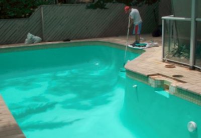 Pool painter painting a pool in LUXAPOOL Aquamist colour