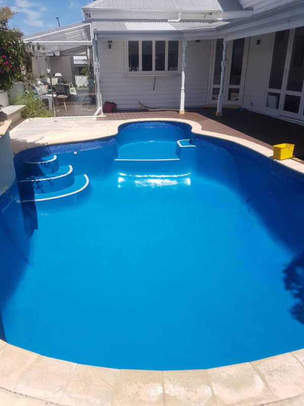 LUXAPOOL® Pool Paint LUXAPOOL® Epoxy Deep Ocean painted pool