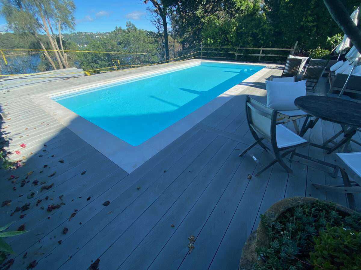 Backyard swimming pool LUXAPOOL Shale Grey Poolside Paving