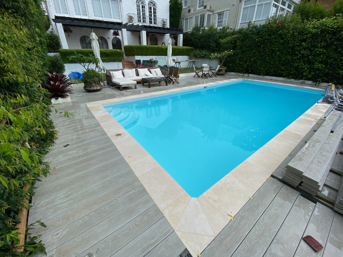 Backyard swimming pool - LUXAPOOL Shale Grey Poolside Paving
