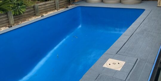 Mark Lewis pool painted with LUXAPOOL Epoxy in Mid Blue colour with LUXAPOOL Poolside and Paving in Platinum Grey on the outside - January 2023