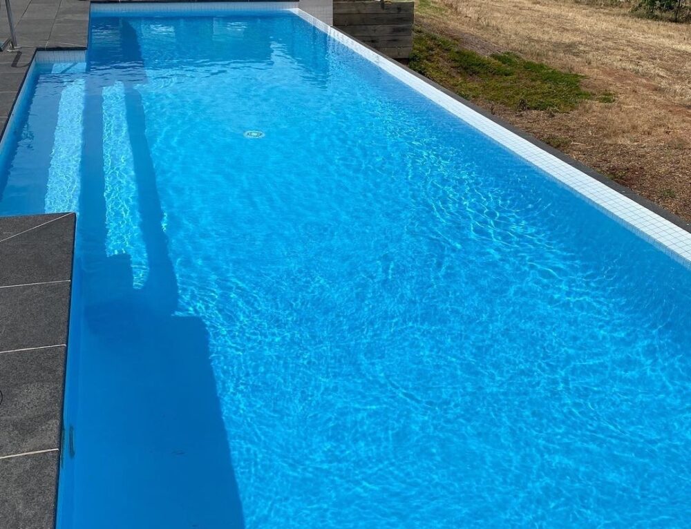 Domestic pool painted with LUXAPOOL epoxy® Misty Blue